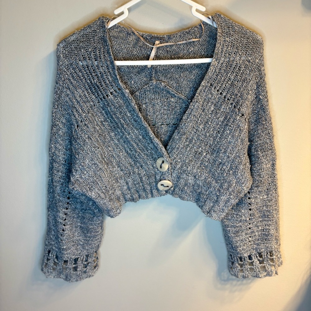 Free People Cropped Casual Cardigan in Light Bluish Gray. Size M